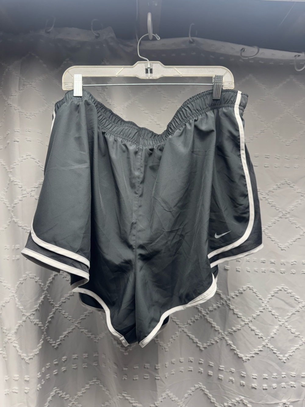 NWT Nike Women's 3X Plus Size Dri-FIT Tempo Running Shorts Gray/White